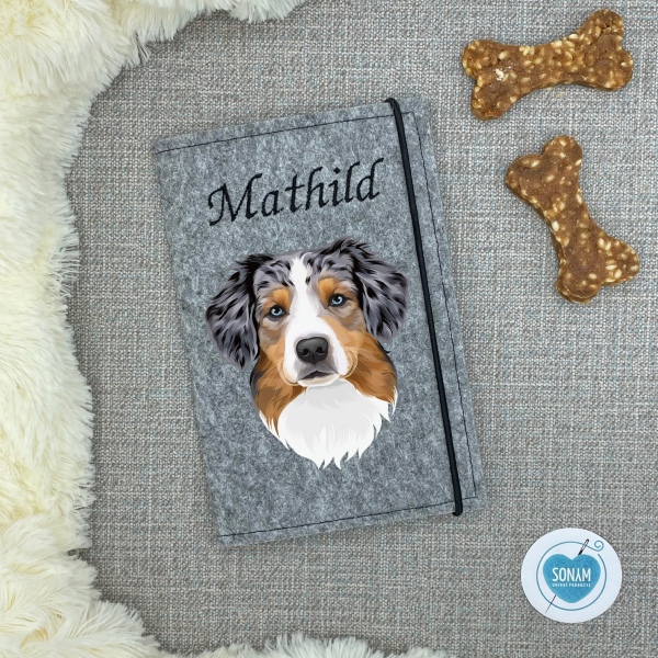 Designbeispiel der Impfpasshülle grau meliert für die Hunderasse Australian Shepherd blue merle tan